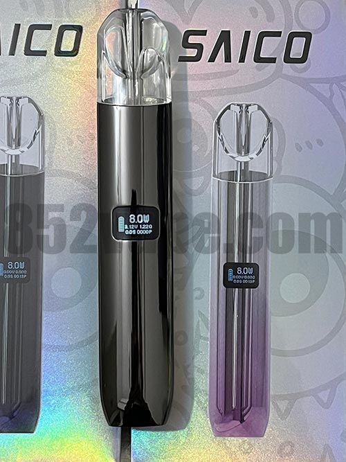 全息背景下垂直顯示三個 Saico 煙嘴透明的煙嘴。每個裝置都有一個顯示「8.0W」的數位顯示器。右邊的裝置由紫色漸變為透明。. 電子煙 vape