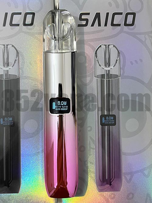 一個閃亮、漸變色的 Vape 裝置,其數位顯示螢幕上顯示「8.0W」,直立在其外殼旁,品牌背景上有文字「SAICO」。. 電子煙 vape