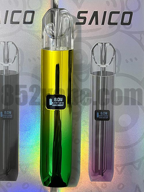 在閃閃發光的彩虹色背景前,展示了三個流線型的金屬汽嘴裝置。中間的裝置是金色和綠色,並有一個 8.0W 的小顯示器;其他裝置則是灰色和銀色。. 電子煙 vape