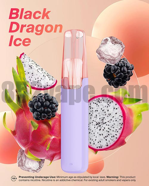 粉嫩的 Snowplus Dash 一次性電子煙 4000 口 7.5ML 3% 530mAh 以黑莓、火龍果和冰塊為粉紅背景。文字：「黑龍冰」。尼古丁警告出現在底部。. 電子煙 vape